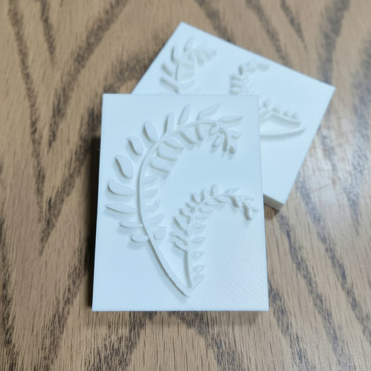 A quiet fern unfolding — gentle, grounding, and full of forest calm. This 60×48mm stamp adds natural texture to handmade bars and botanical blends