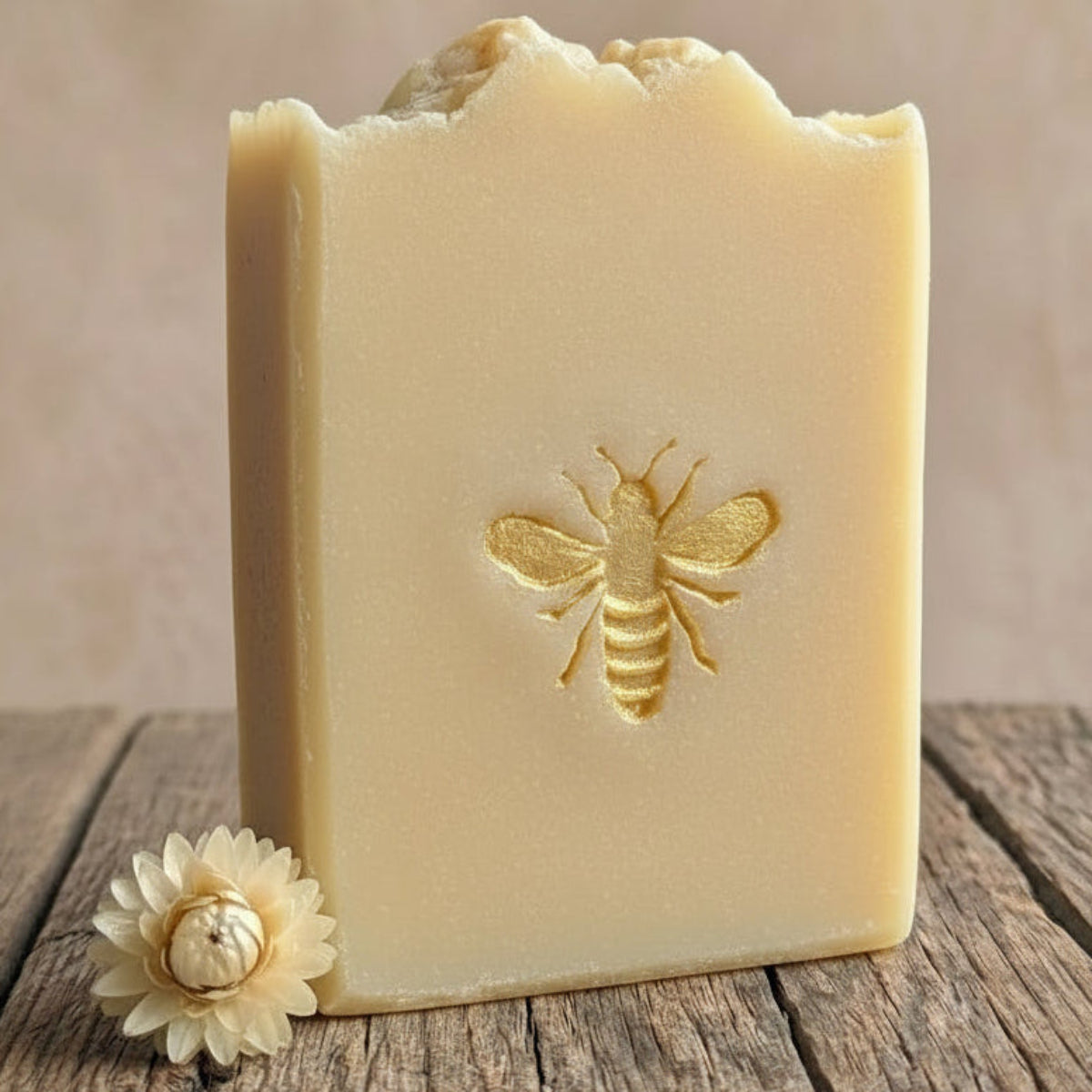 SOAP STAMP – Single Honeybee Nature Design creates crisp impressions featuring a single honeybee, perfect for botanical and honey‑themed handmade soaps.
